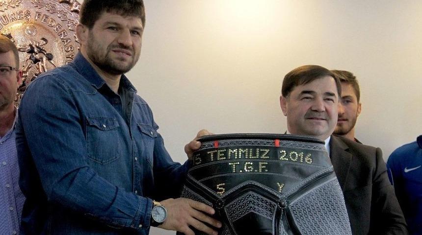 Başpehlivana &rsquo;15 Temmuz&rsquo; Yazılı Kispet Hediye Edildi