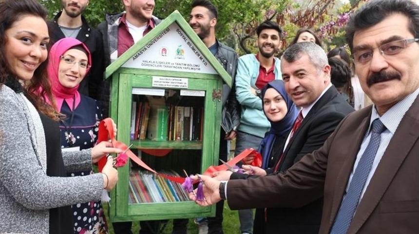 &Uuml;niversitelilerden Sokak K&uuml;t&uuml;phanesi