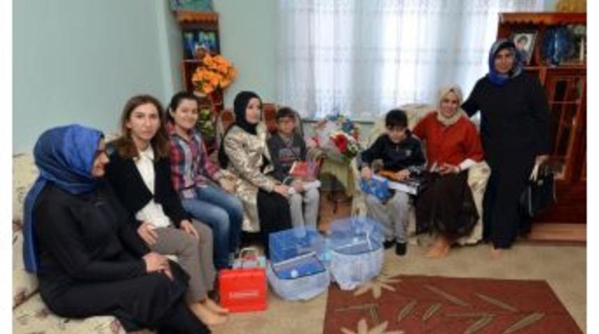 Bakan T&uuml;fenkci&rsquo;nin Eşi Esra T&uuml;fenkci &Ouml;ks&uuml;z İkiz Kardeşlerin Y&uuml;z&uuml;n&uuml; G&uuml;ld&uuml;rd&uuml;