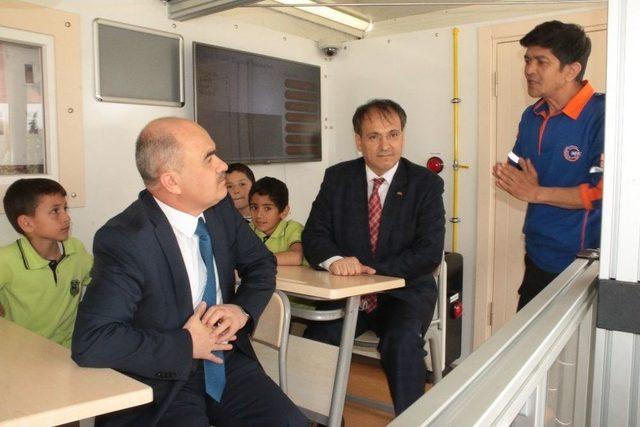 Vali Dağlı, Afad&rsquo;ın Deprem Sim&uuml;lasyon Tırını İnceledi 1