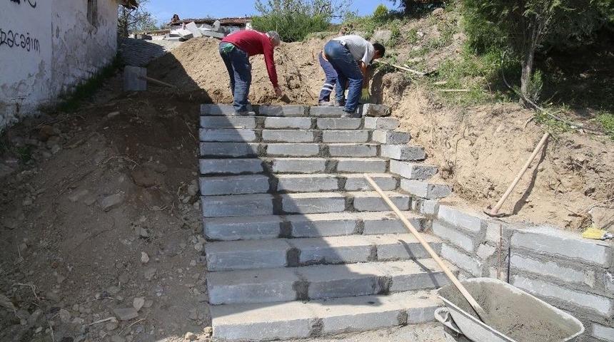 Yokuşlu Mahalleye Merdivenli &Ccedil;&ouml;z&uuml;m