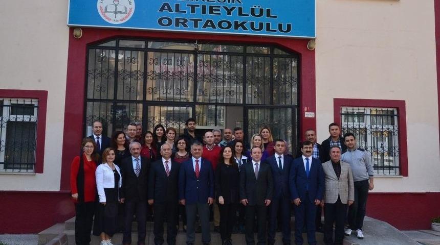 Vali Yazıcı &Ouml;ğrencilerle Kitap Okudu