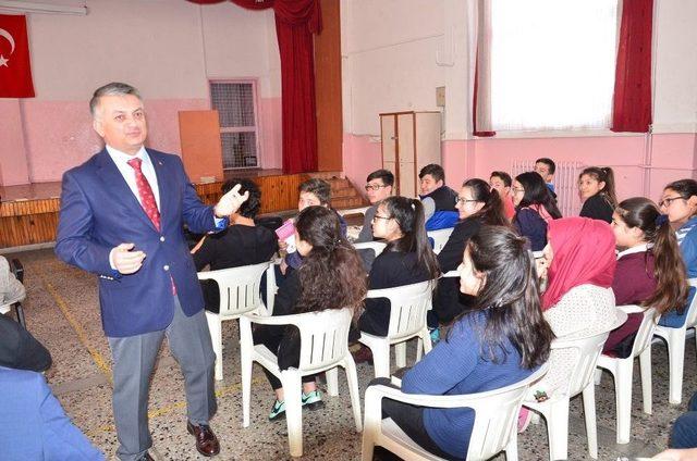 Vali Yazıcı Öğrencilerle Kitap Okudu