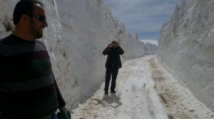 Hakkari'de &Ccedil;ığın Kapattığı Yol 2 G&uuml;nde A&ccedil;ıldı