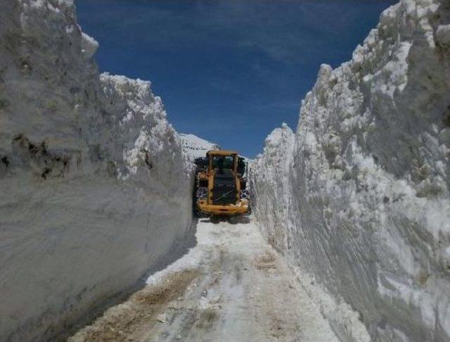 Hakkari de &Ccedil;ığın Kapattığı Yol 2 G&uuml;nde A&ccedil;ıldı 1