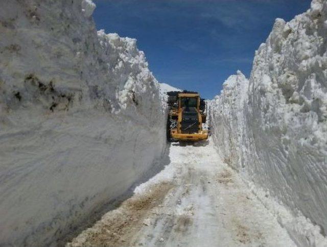 Hakkari de &Ccedil;ığın Kapattığı Yol 2 G&uuml;nde A&ccedil;ıldı 2