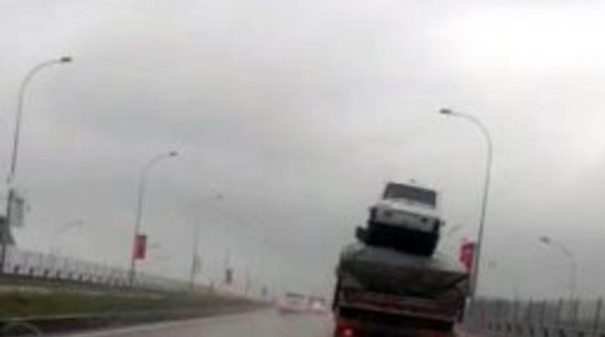 Tırdaki Y&uuml;klerin &Uuml;zerinde Otomobil Taşıdı