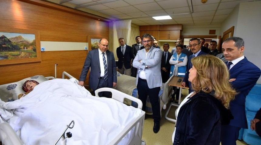 Vali &Ccedil;i&ccedil;ek, Marmaris&rsquo;te Palyatif Bakım Merkezini Ziyaret Etti