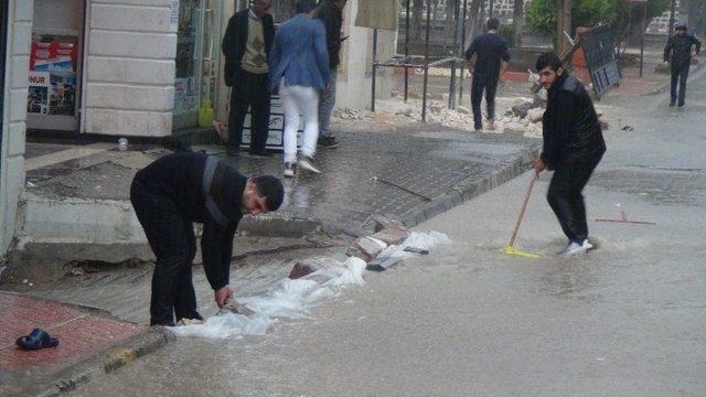 Viranşehir’de Sağanak Yağış Caddeleri Göle Çevirdi 1