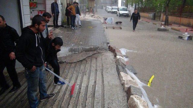 Viranşehir’de Sağanak Yağış Caddeleri Göle Çevirdi 2