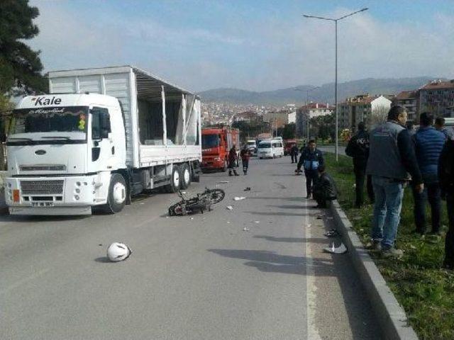 Tır Ile Çarpışan Motosikletin Sürücüsü, Üniversiteli Genç Öldü