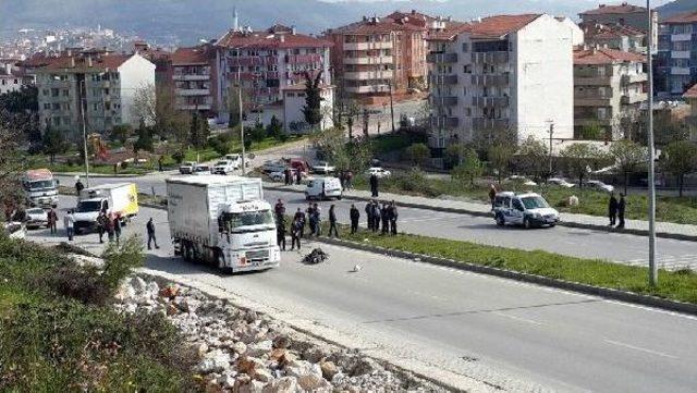 Tır Ile Çarpışan Motosikletin Sürücüsü, Üniversiteli Genç Öldü