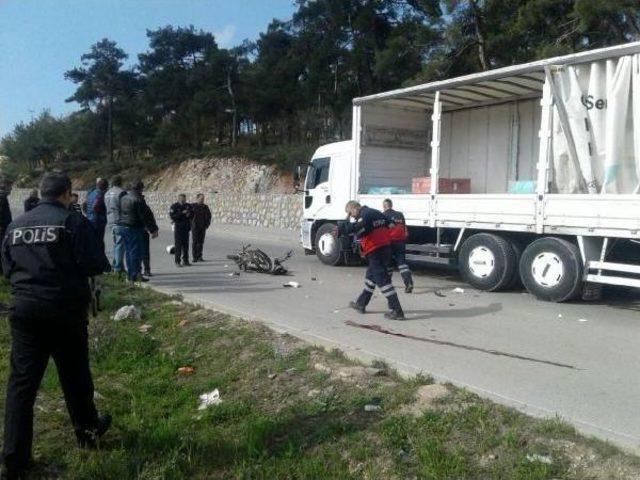 Tır Ile Çarpışan Motosikletin Sürücüsü, Üniversiteli Genç Öldü