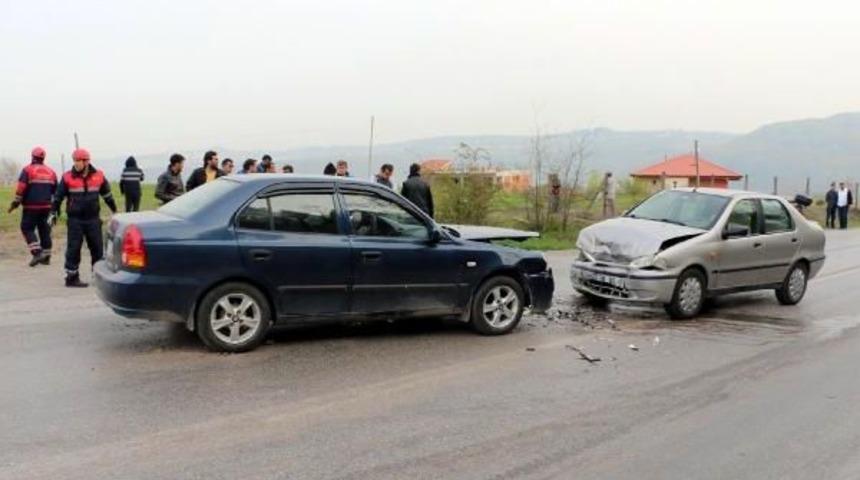 Otomobiller Kafa Kafaya &Ccedil;arpıştı: 3 Yaralı