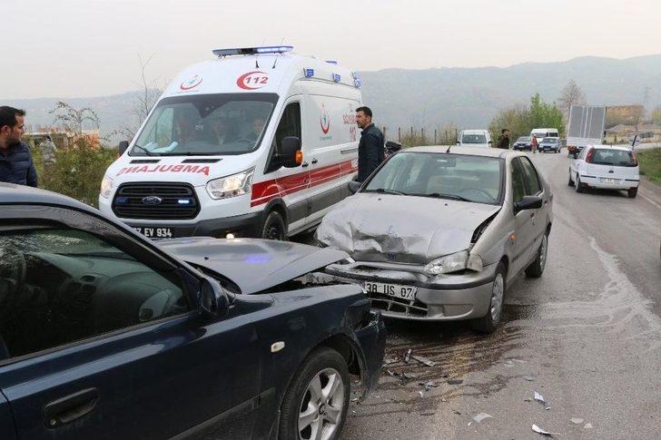 İki Otomobil Kafa Kafaya Çarpıştı: 3 Yaralı G2