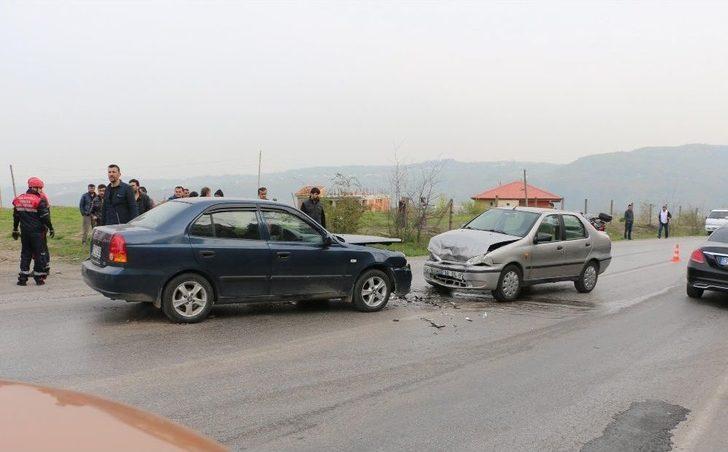 İki Otomobil Kafa Kafaya Çarpıştı: 3 Yaralı G3