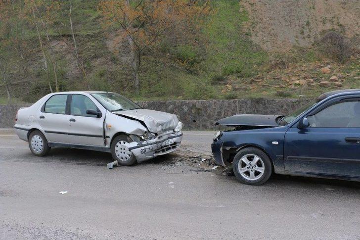 İki Otomobil Kafa Kafaya Çarpıştı: 3 Yaralı G4