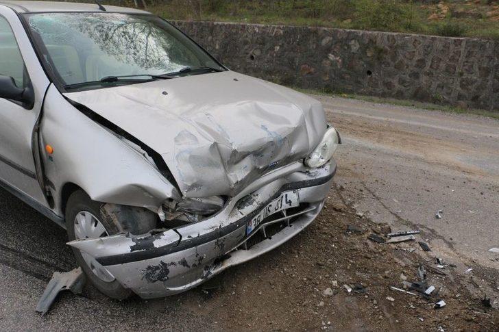 İki Otomobil Kafa Kafaya Çarpıştı: 3 Yaralı G5