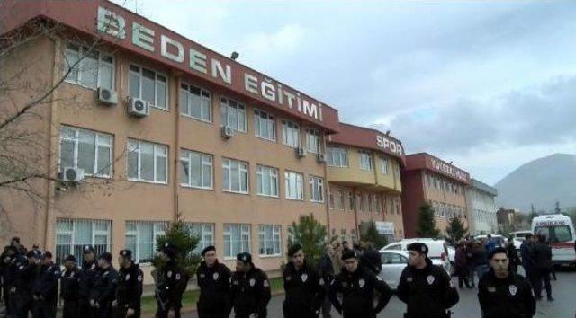 Erciyes Üniversitesi’Nde Iki Öğrenci Grubu Kavga Etti