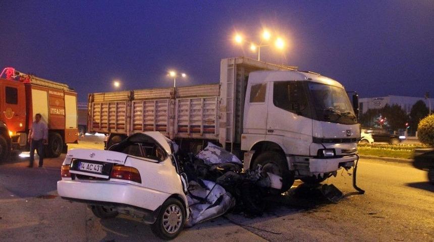 Kamyon İle Otomobil Çarpıştı: 1 Ölü