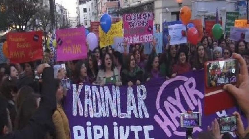 Kadık&ouml;y'de Kadınlardan 'hayır' Y&uuml;r&uuml;y&uuml;ş&uuml;