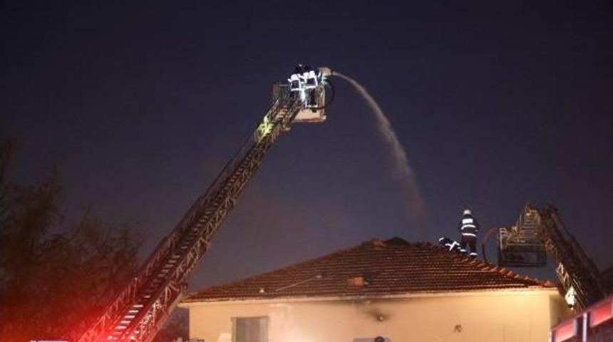 İş&ccedil;ilerin Kaldığı Lojmanın &Ccedil;atısı Yandı