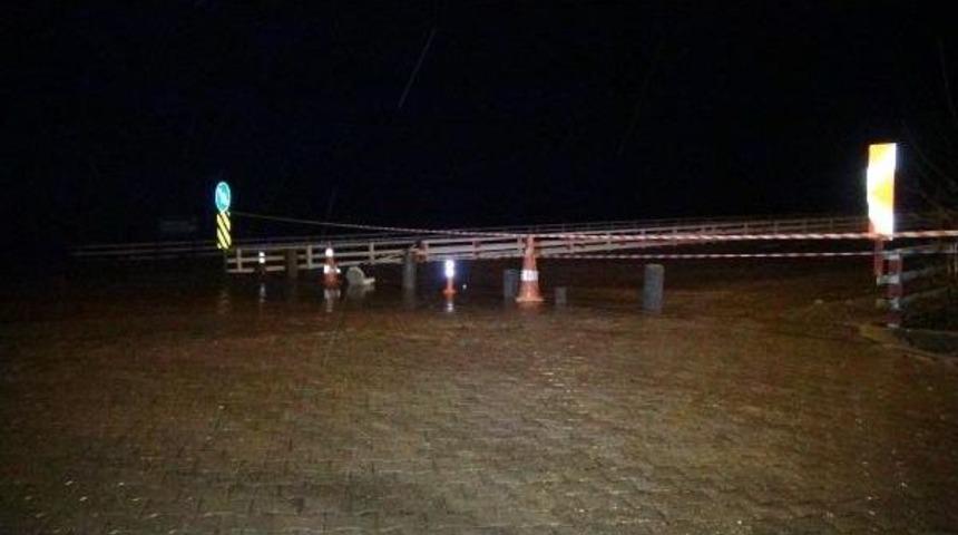 Bing&ouml;l'de Sağanak Yağış Nedeniyle Dere Taştı, Evleri Su Bastı (2)