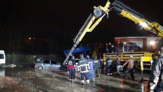 Bingöl'de Sağanak Yağış Nedeniyle Dere Taştı, Evleri Su Bastı (2)