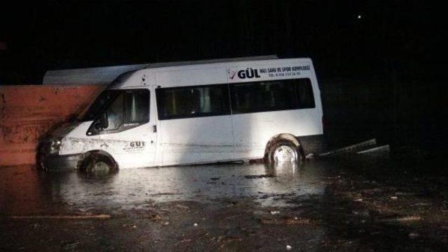 Bingöl'de Sağanak Yağış Nedeniyle Dere Taştı, Evleri Su Bastı (2)