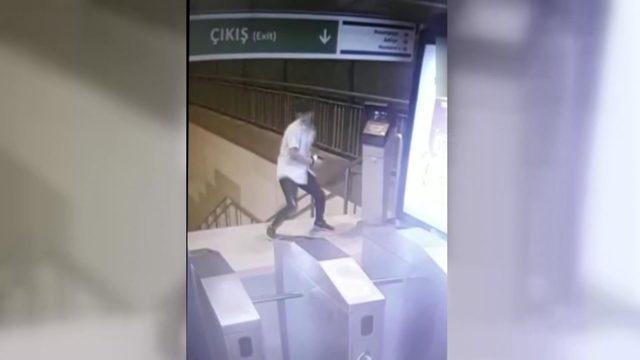 Genç kıza metrobüste dehşeti yaşatan iki zanlı yakalandı