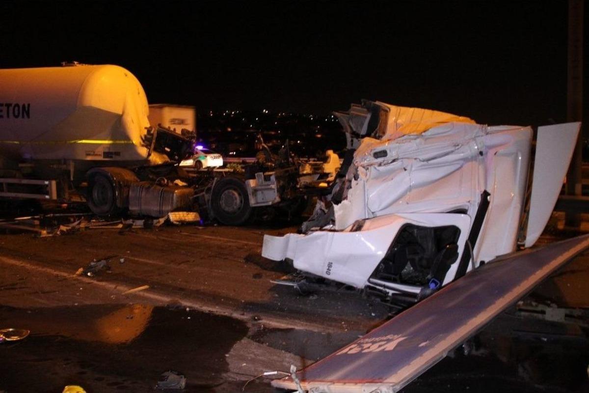 Birbirine Giren İki Tır Tem&rsquo;i Trafiğe Kapattı: 1 Yaralı