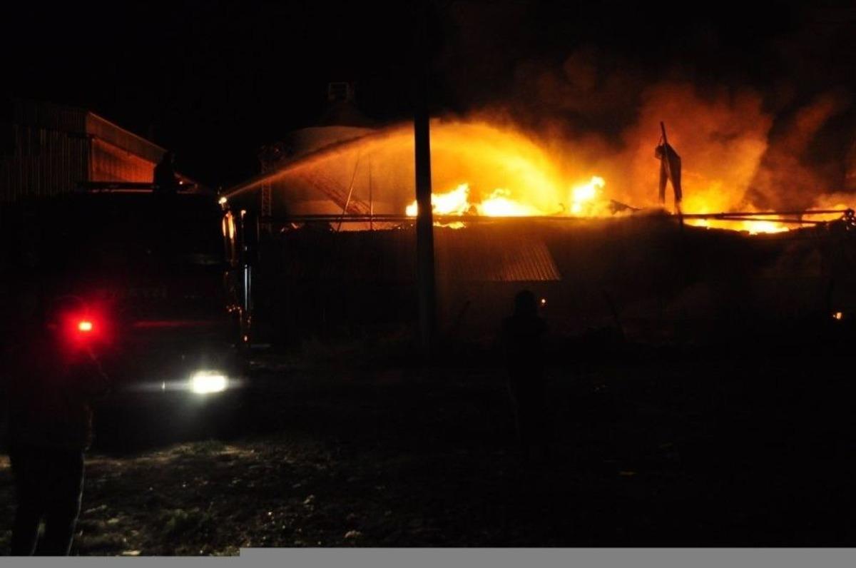 Afyonkarahisar&rsquo;daki Fabrika Yangınına M&uuml;dahale Devam Ediyor