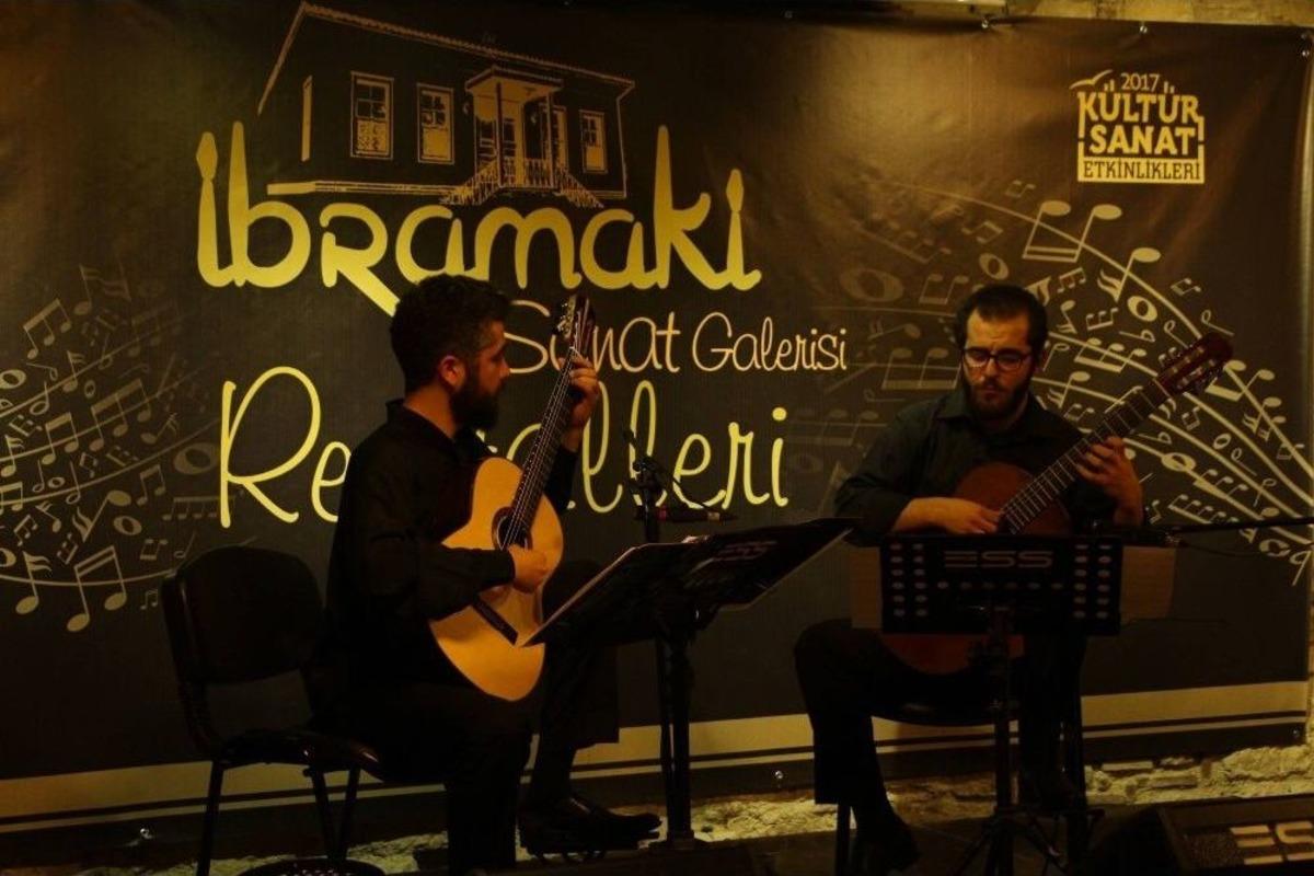Kuşadası&rsquo;nda İkili Gitar Resitali
