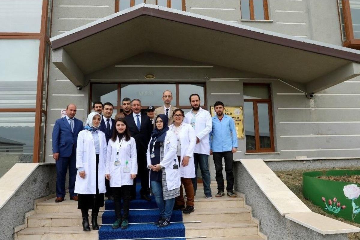 Rekt&ouml;r Prof. Dr. Karabulut Merkezi Araştırma Ve Uygulama Laboratuvarında İncelemelerde Bulundu