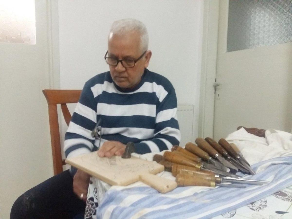 Iraklı Adam Ahşaba Şekil Vererek Ge&ccedil;imini Sağlıyor