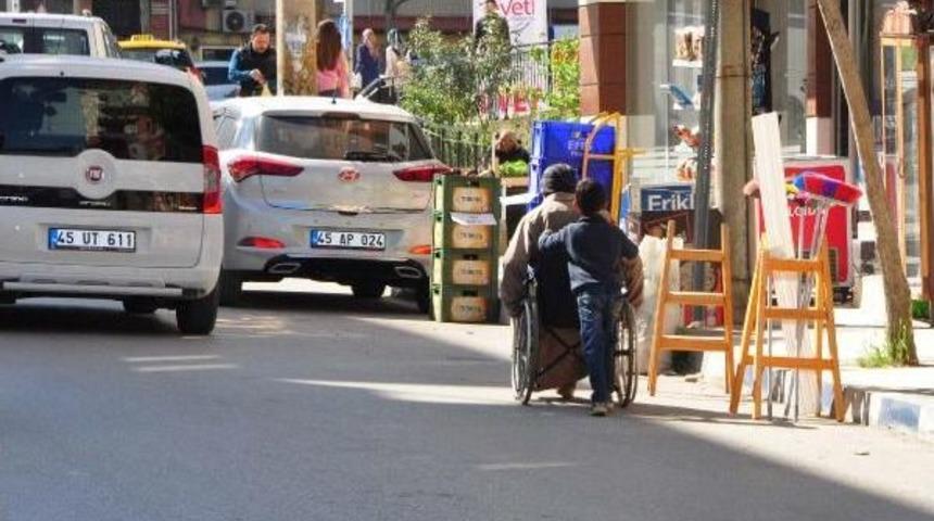 Iraklı &Ccedil;ocuk Engelli Babasını Gezdiriyor