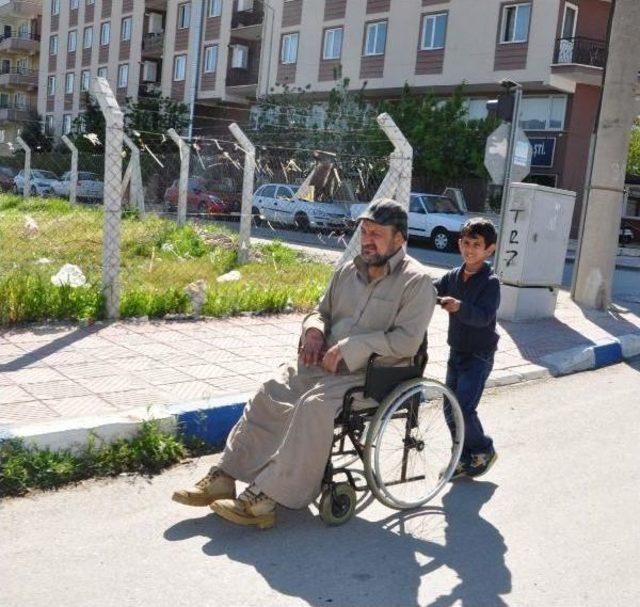 Iraklı Çocuk Engelli Babasını Gezdiriyor