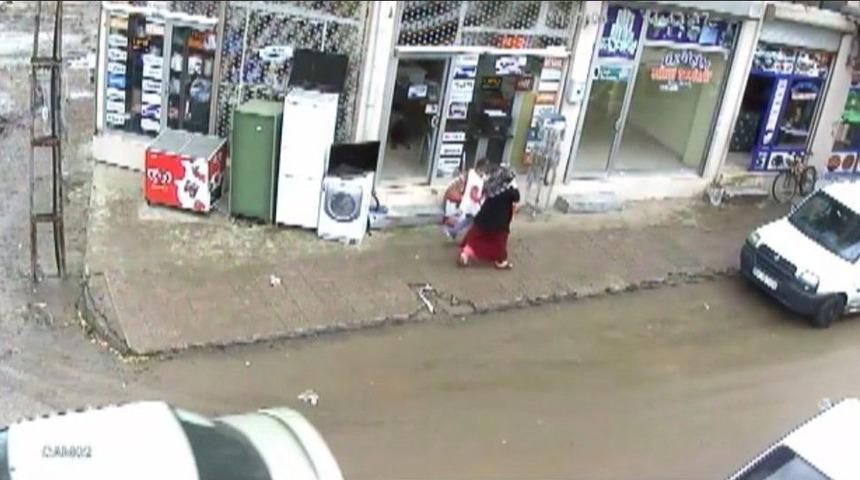 K&uuml;&ccedil;&uuml;k Kız Otomobil Lastiğin Fırlattığı Taştan Kıl Payı Kurtuldu