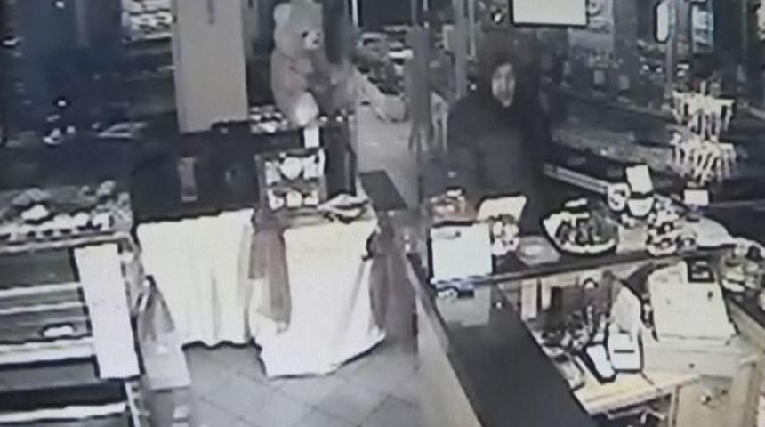 (&ouml;zel Haber) Bahşiş Kutusunu &Ccedil;alarken Kameralara Yakalandı