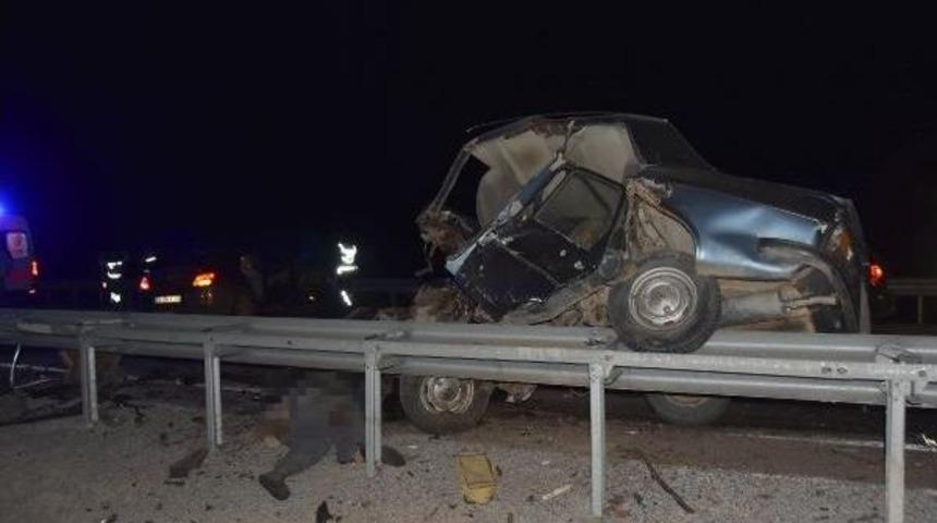 Ters Yola Giren Ehliyetsiz S&uuml;r&uuml;c&uuml; &Ouml;ld&uuml;, Diğer Otomobilde 3 Kişi Yaralandı