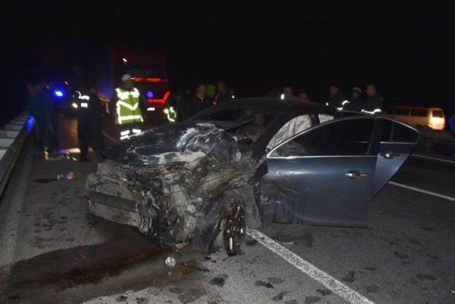 Ters Yola Giren Ehliyetsiz S&uuml;r&uuml;c&uuml; &Ouml;ld&uuml;, Diğer Otomobilde 3 Kişi Yaralandı 1