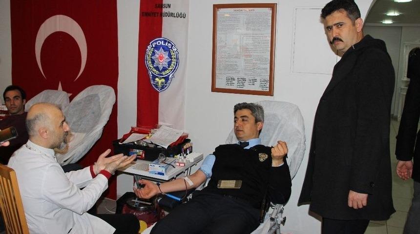 Polisler Bu Kez, Kan Vererek Hayat Kurtarıyor