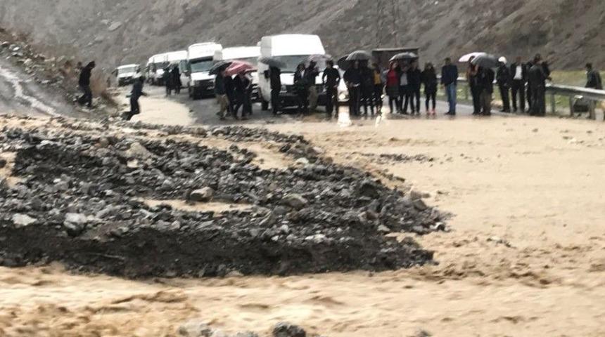 Hakkari - &Ccedil;ukurca Karayolu Selden Dolayı Kapandı