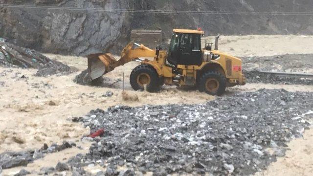 Hakkari - Çukurca Karayolu Selden Dolayı Kapandı