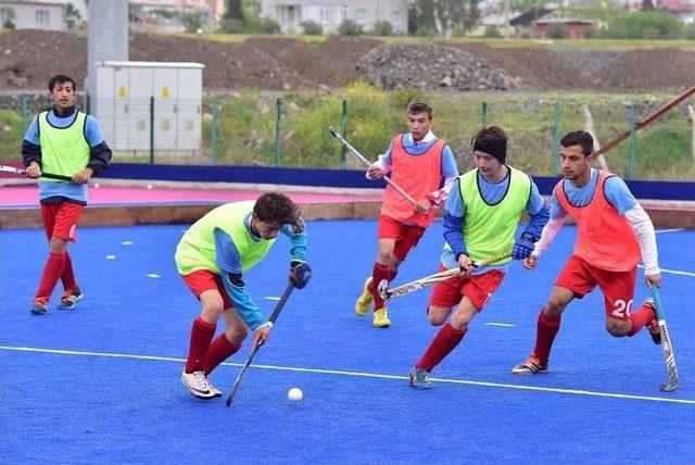 U16 Erkekler Hokey Milli Takım Kampı Osmaniye’de Başladı