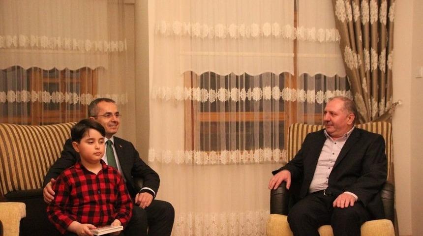 (&ouml;zel Haber) Eve Konuk Olan Kaymakam 20 Dakika Aile İle Kitap Okudu