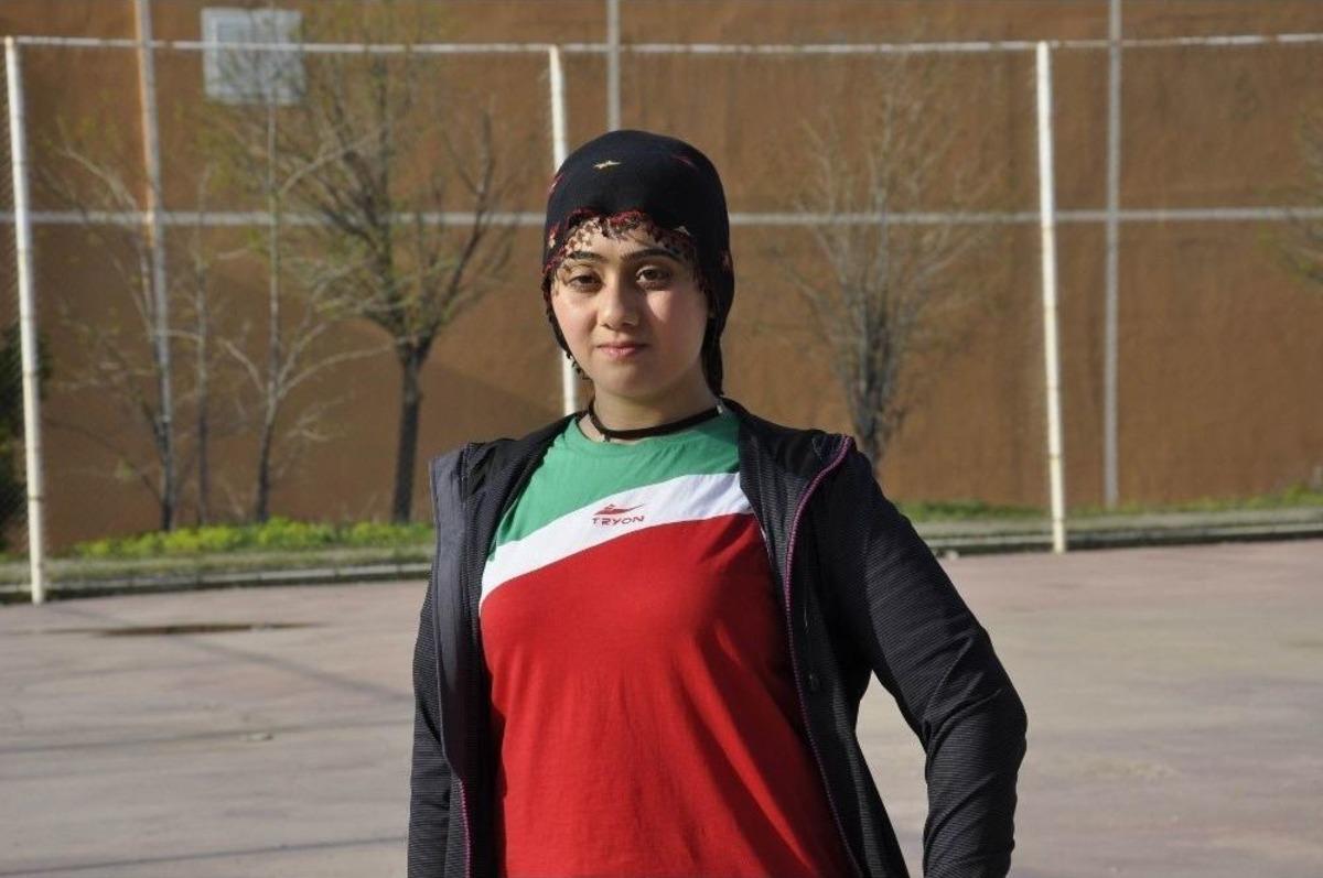 G&ouml;rme Engelli Kızdan B&uuml;y&uuml;k Başarı