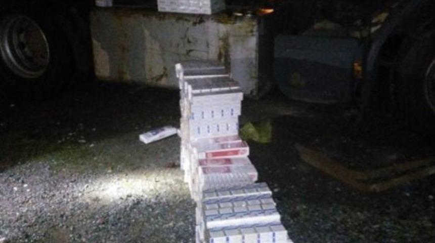 Tırın Zulasından 2 Bin 940 Paket Ka&ccedil;ak Sigara &Ccedil;ıktı