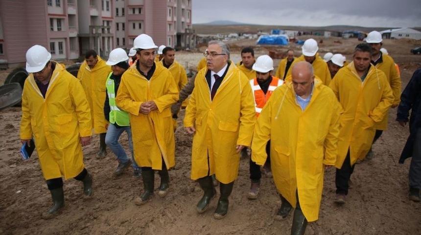 Toki Başkanı Turan Ve Başkan &Ccedil;alışkan Konutları İnceledi