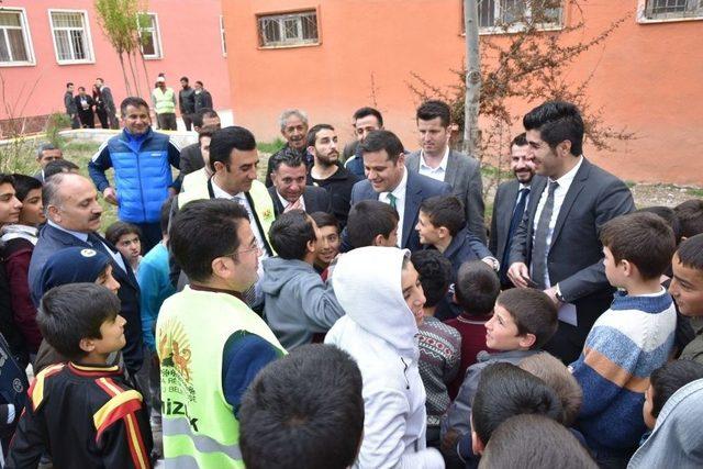 İpekyolu Belediyesinden Fidan Dikimi 2